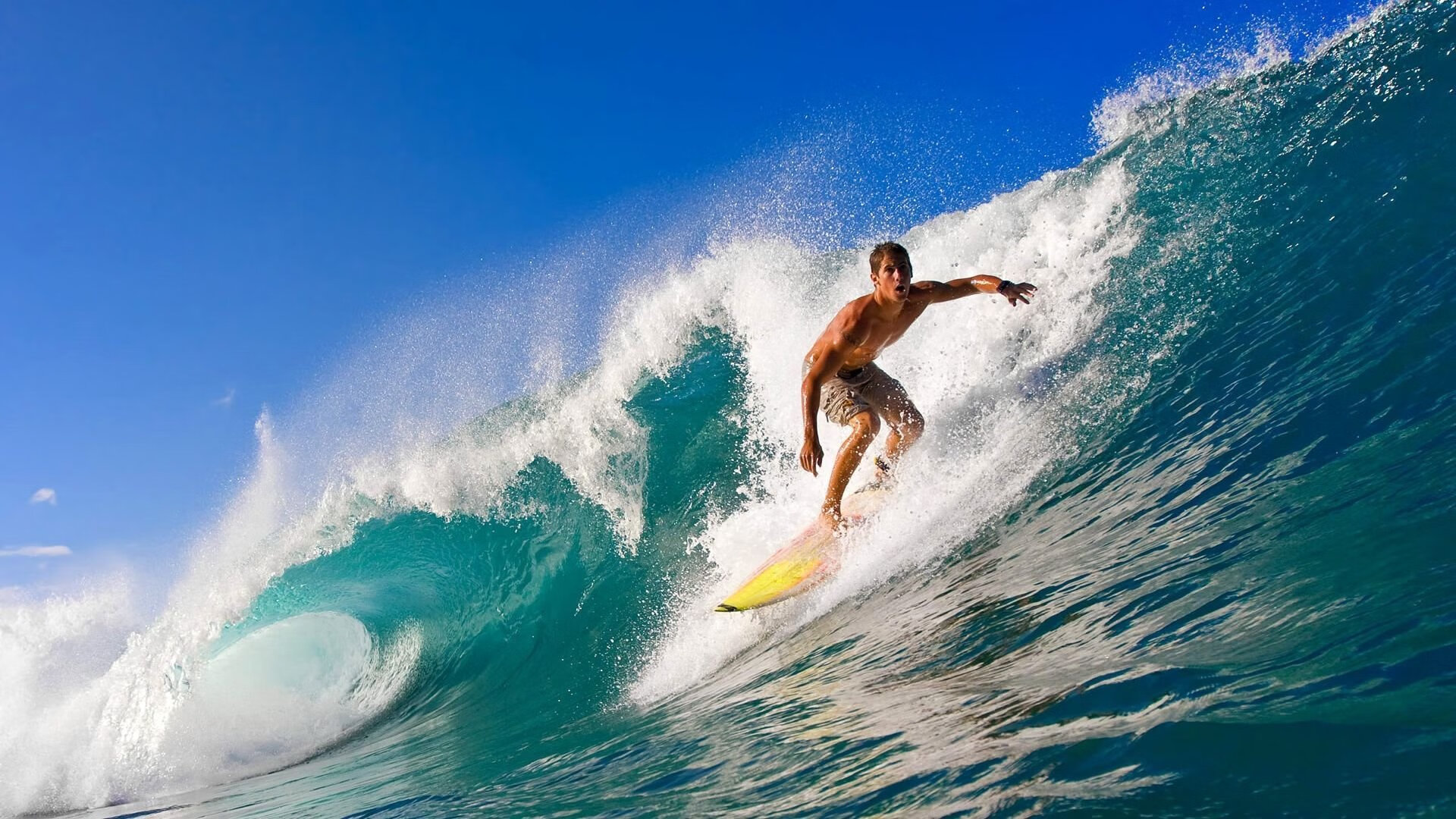 极限赛艇“红牛白浪赛” 桨手在激流中完成短距离冲刺